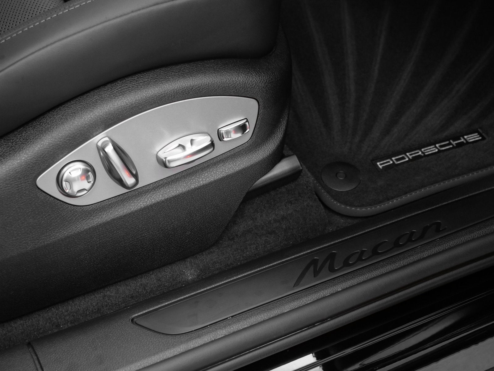 2025 Porsche Macan Base