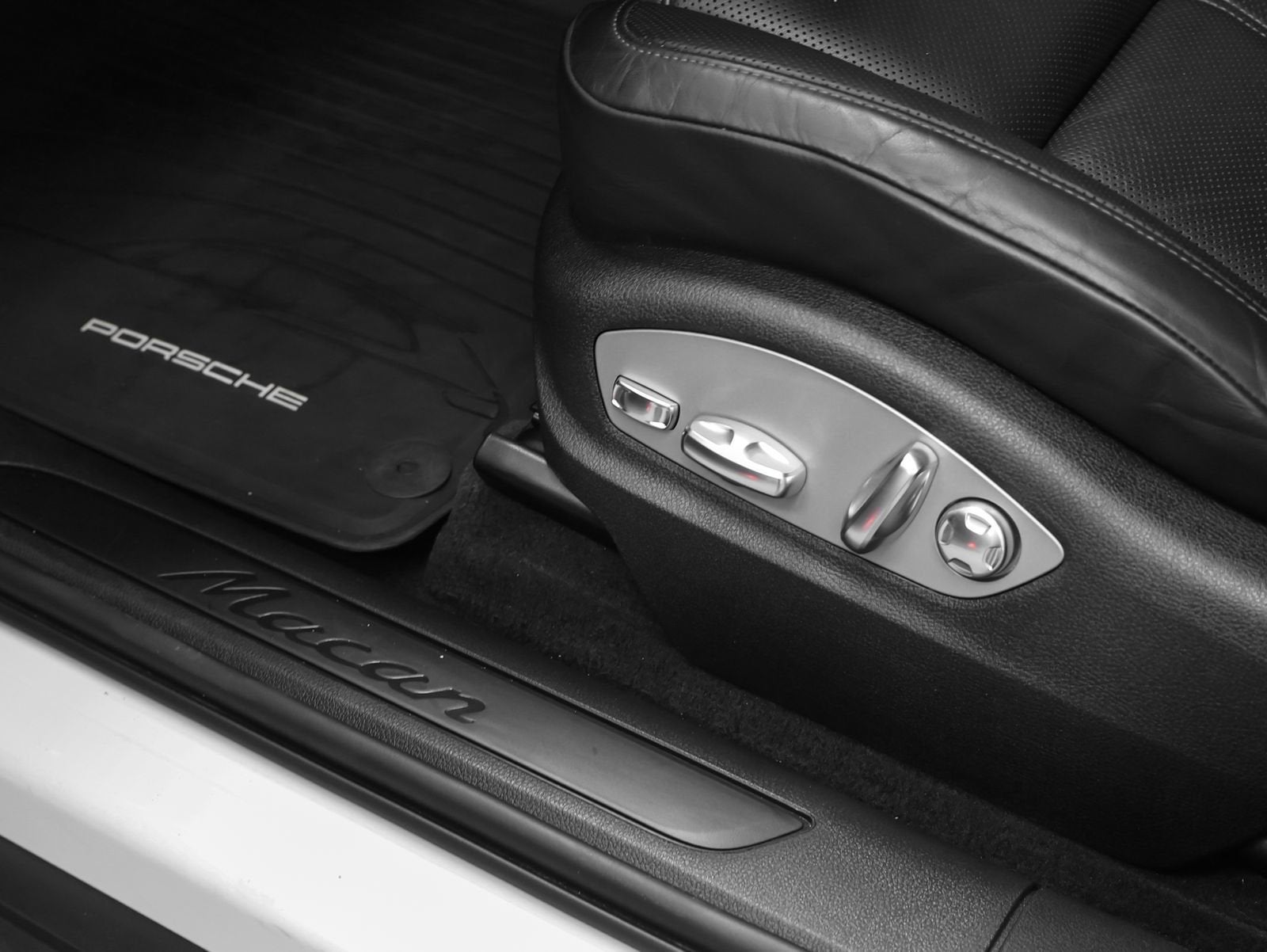 2023 Porsche Macan Base