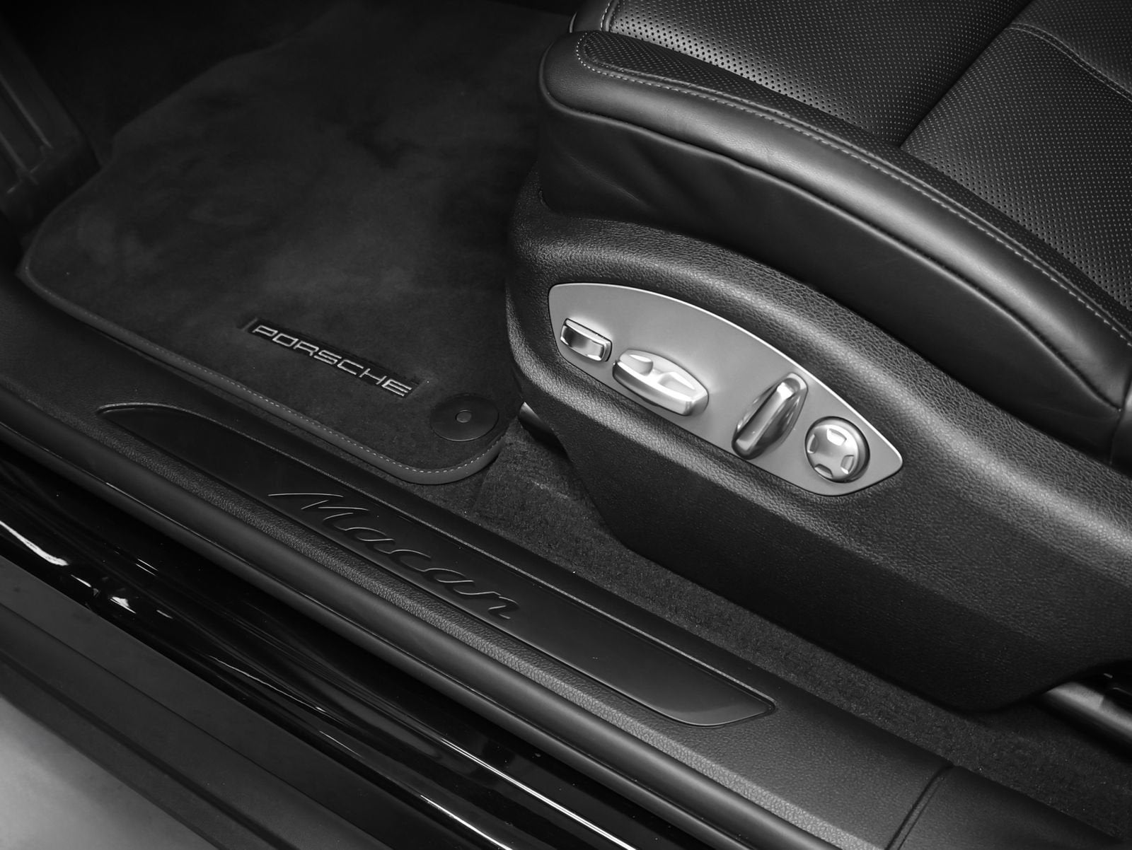 2025 Porsche Macan Base