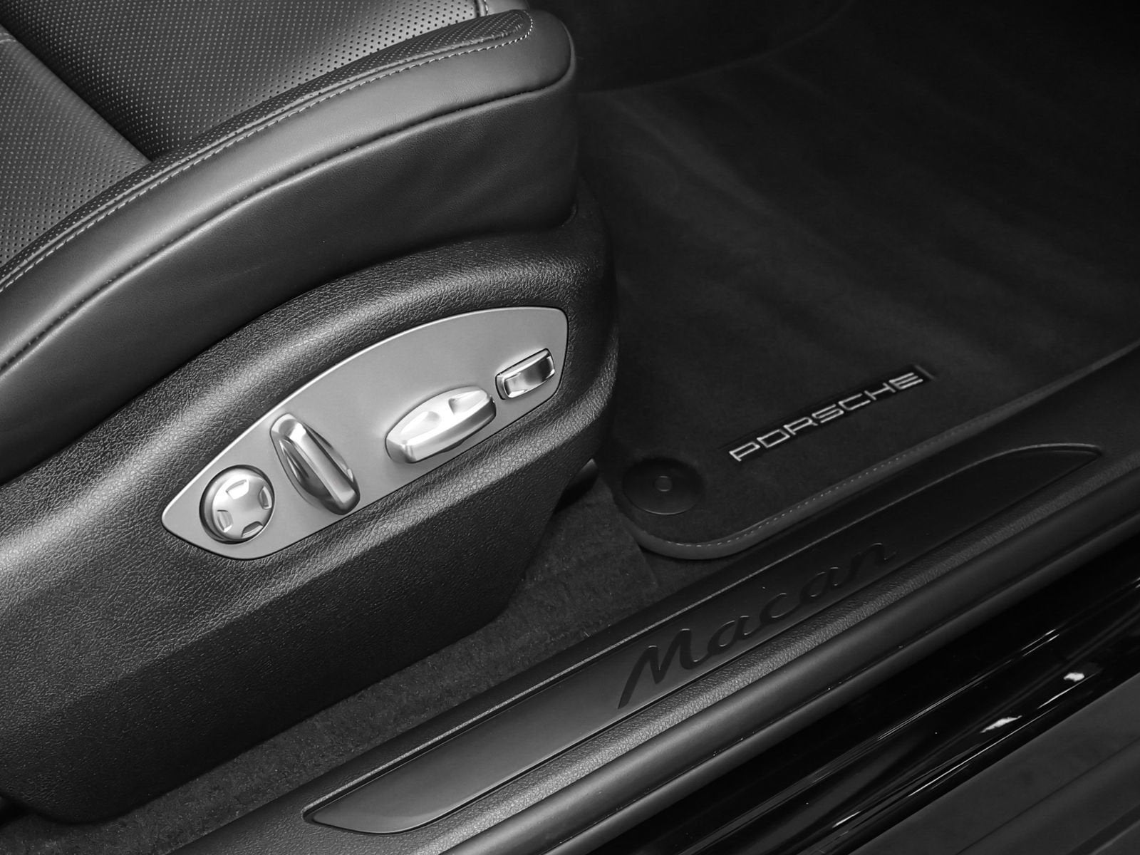 2025 Porsche Macan Base