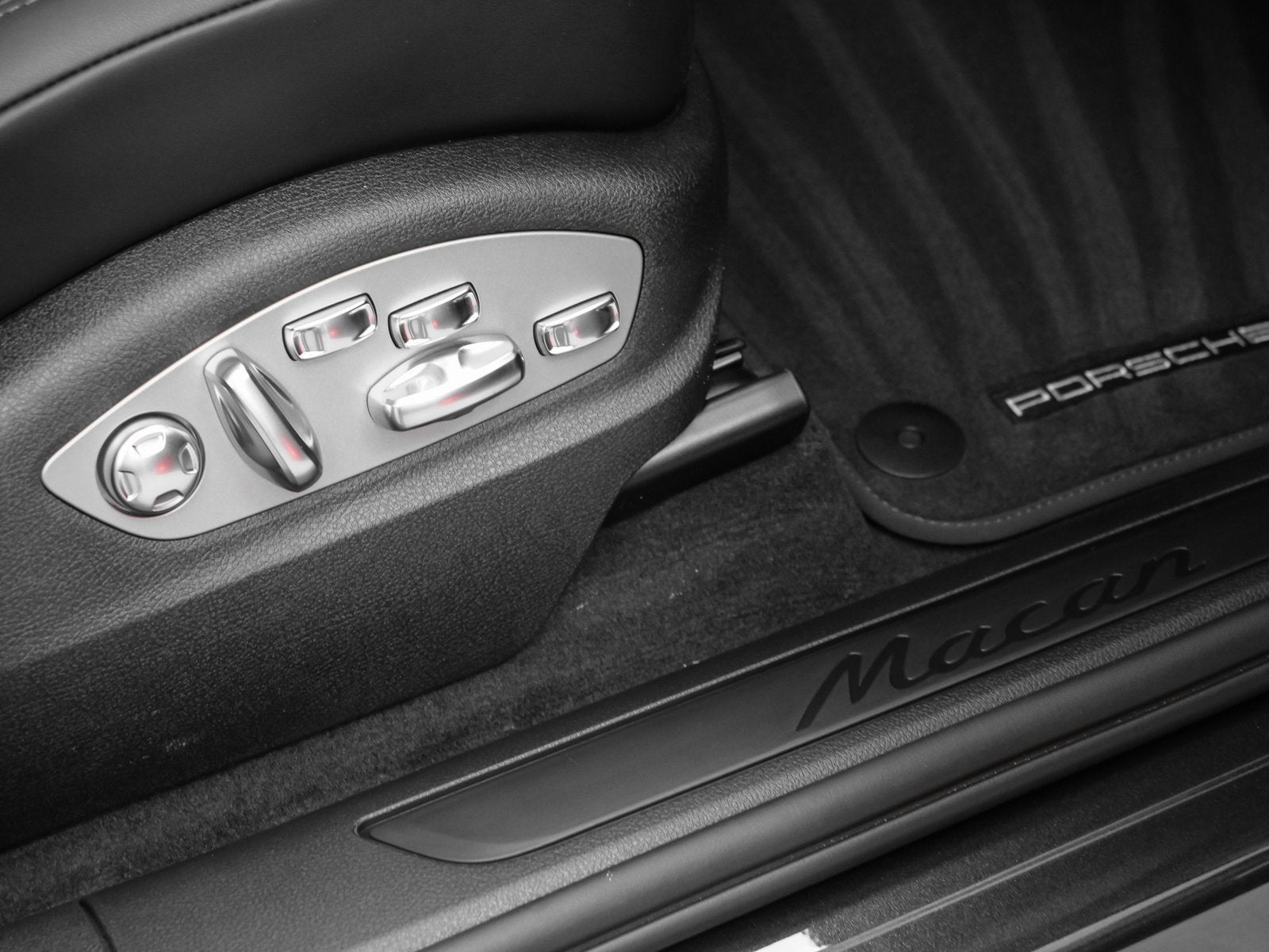 2025 Porsche Macan Base