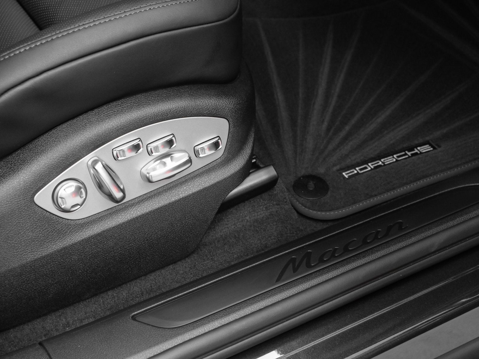 2025 Porsche Macan Base