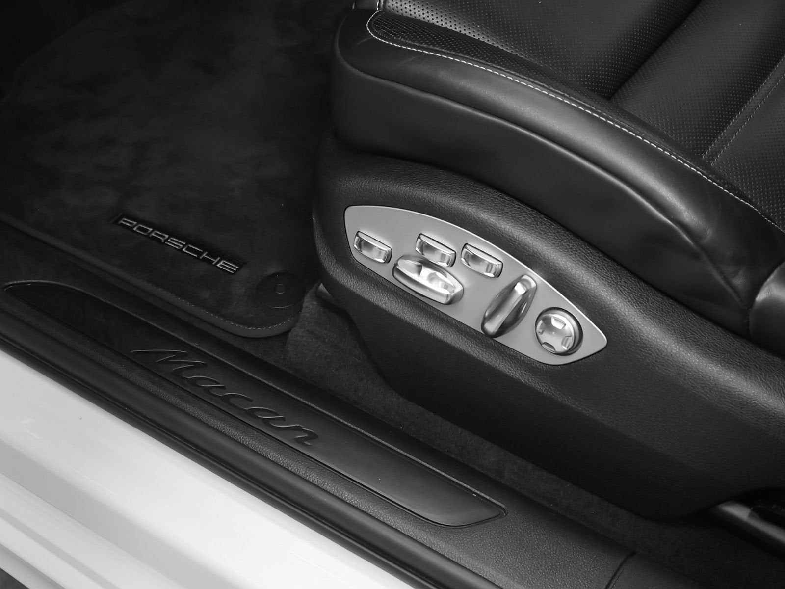 2023 Porsche Macan Base