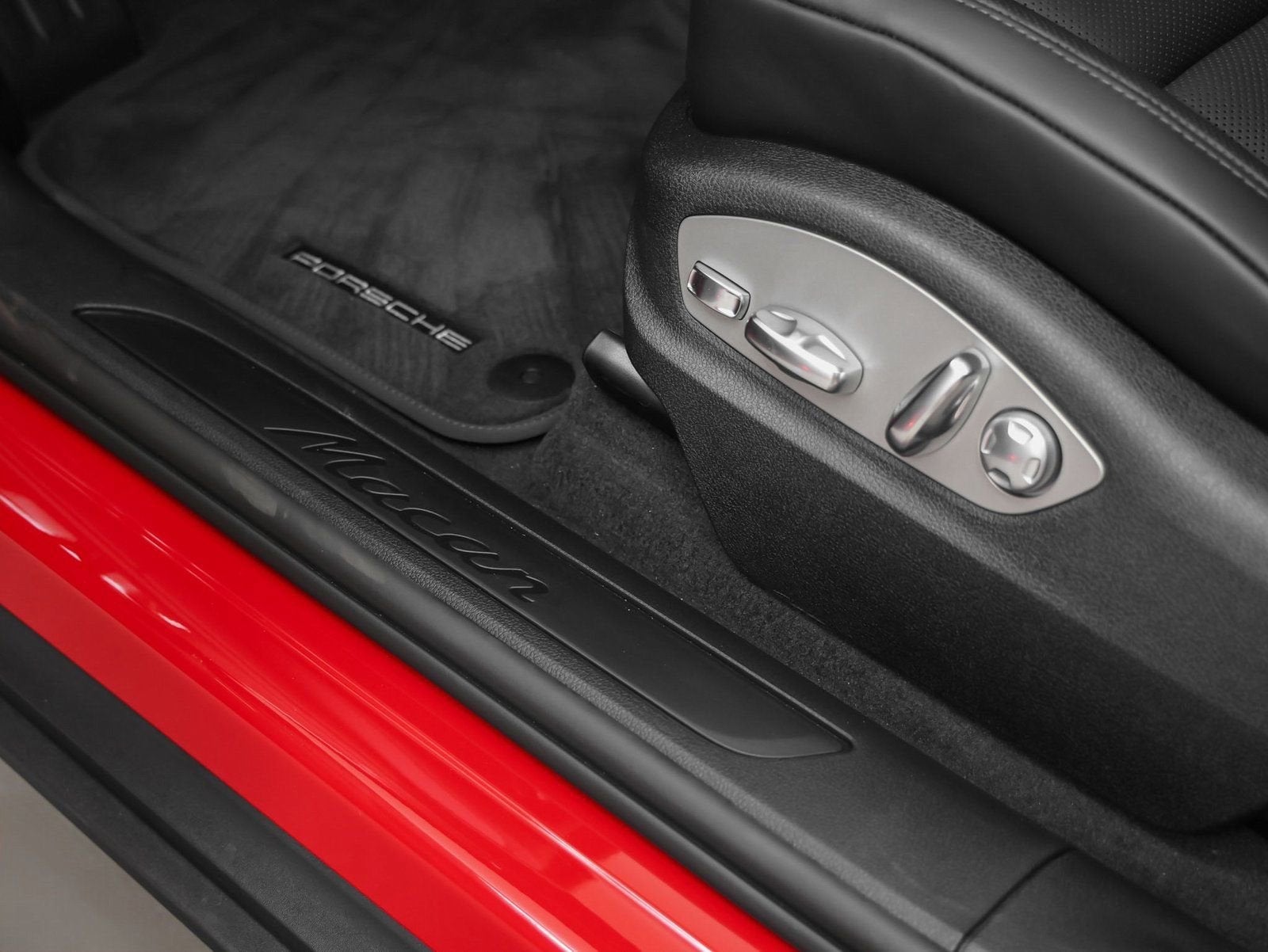 2025 Porsche Macan Base