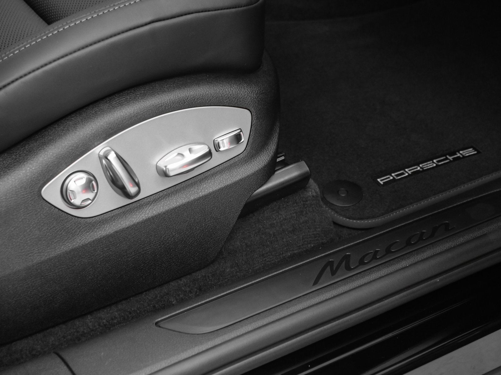 2025 Porsche Macan Base