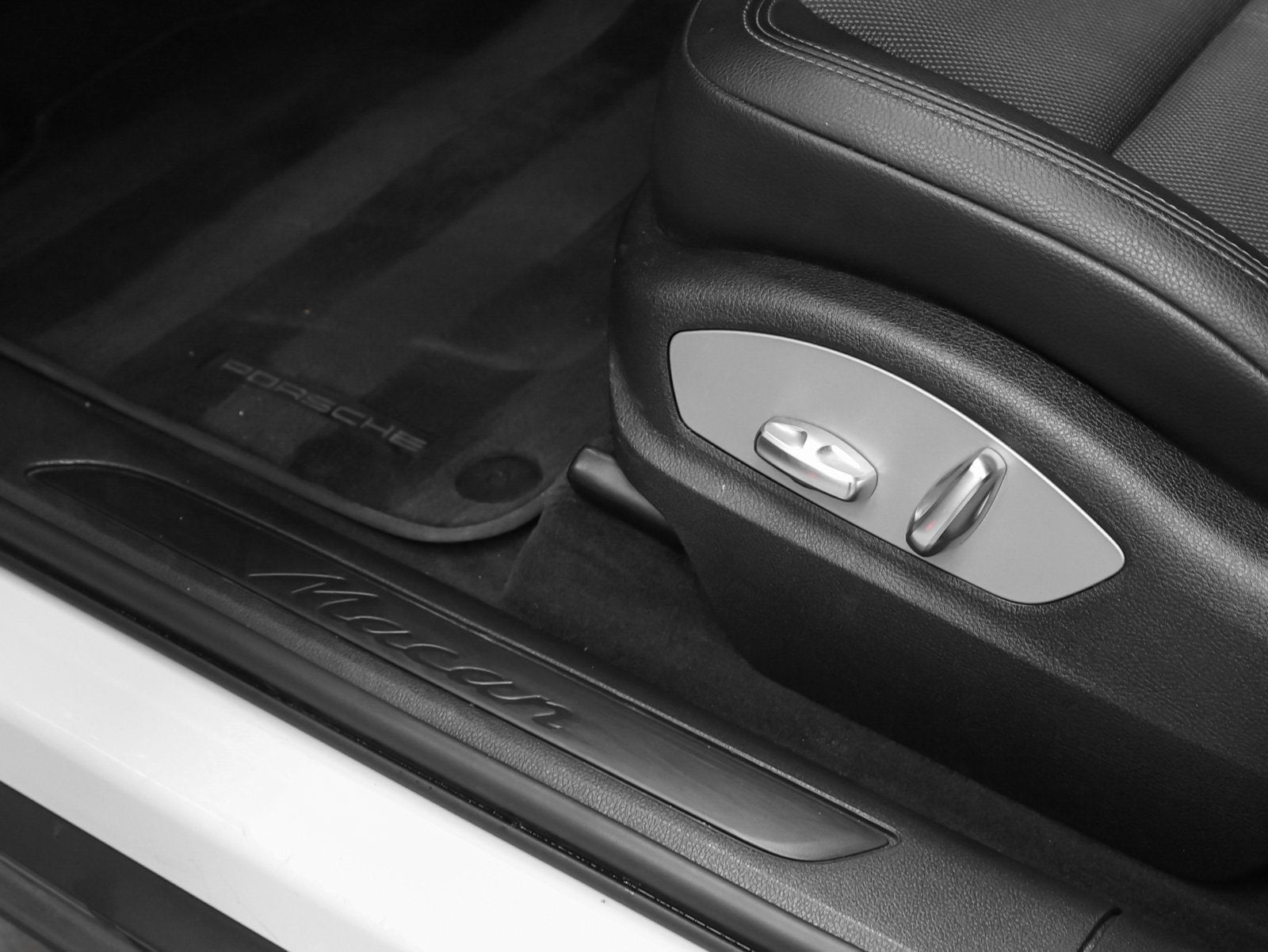 2022 Porsche Macan Base