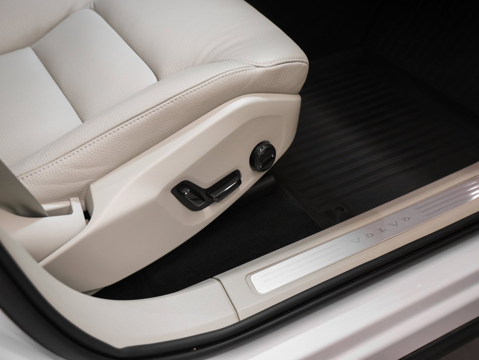 2025 Volvo XC60 Plus