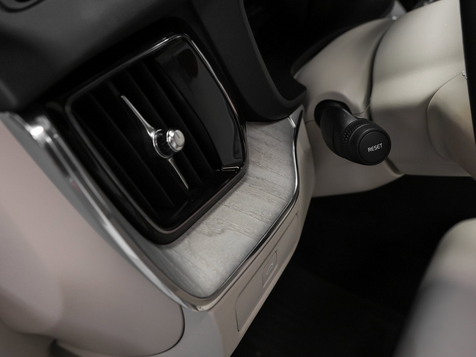 2025 Volvo XC60 Plus