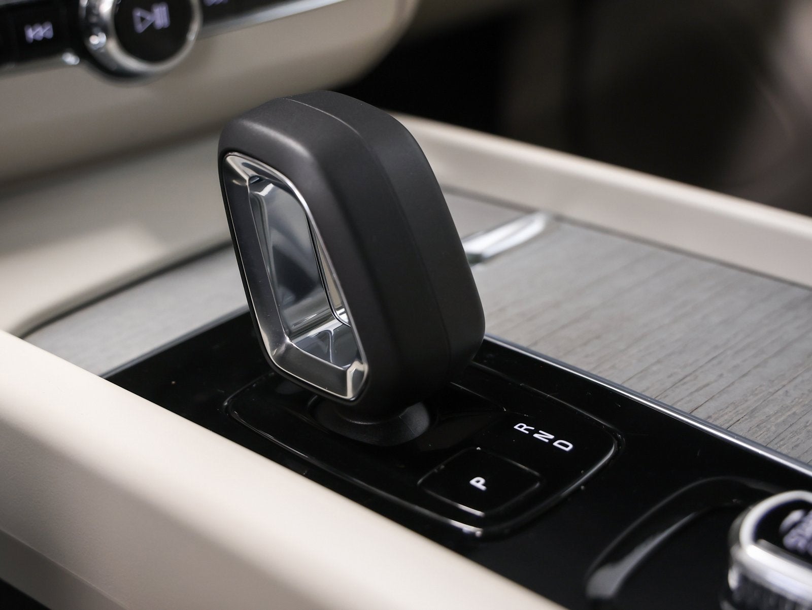 2025 Volvo XC60 Plus